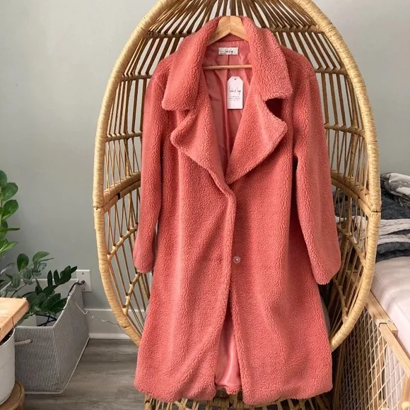 NWT- (Fits like a medium)Sadie And Sage ‘Gemma Teddy Coat’ Baby Pink Color