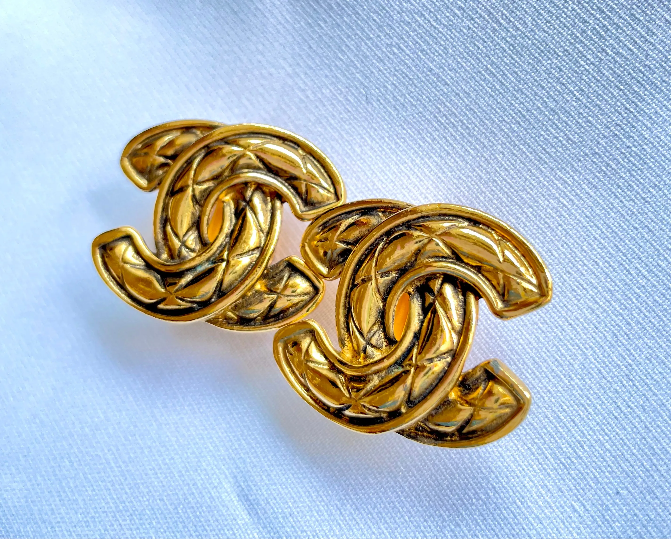 Vintage CHANEL matelasse CC mark earrings. Beautiful and rare jewelry. 050327ya1